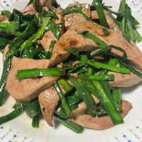 レバニラ？ニラレバ？ 当店人気No.11 全70品ある中の11位✨ 下処理したレバーは やっぱり味が違う！！🤤✨ シャキシャキの野菜とレバーがしっかりと感じられる👏✨ニラレバ・ 単品850円 定食1,180円餃子・ 単品320円唐揚げ・ 単品680円