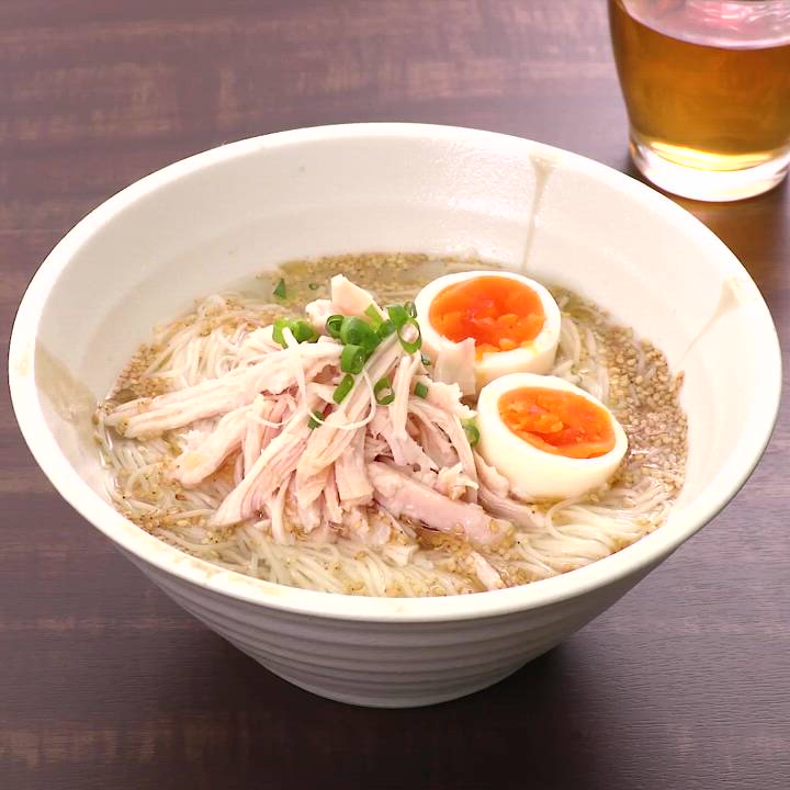 冷たい麺の喉ごしとゴマ油香る塩ダレのコクで一瞬にして胃袋に消えます！ 『無限塩油そうめん』白だし小5、水大1半、砂糖小1 3、純正ごま油濃口大1、おろしにんにく半片 茹でて水で冷やし、よく水気絞った素麺100g混ぜ小葱、卵黄、ゴマ、お好みで黒胡椒とラー油で完成