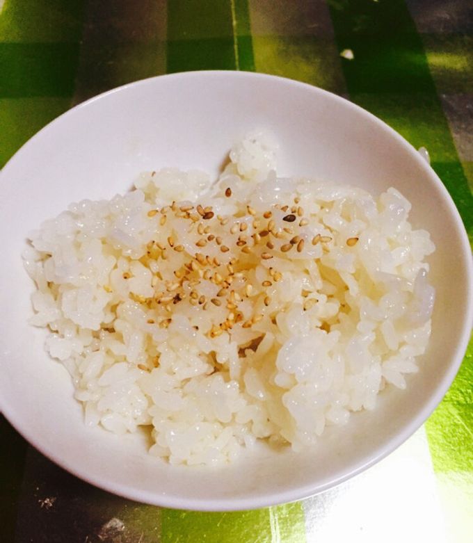 メインは塩ゴマ油で炊いたお米で塩むすび