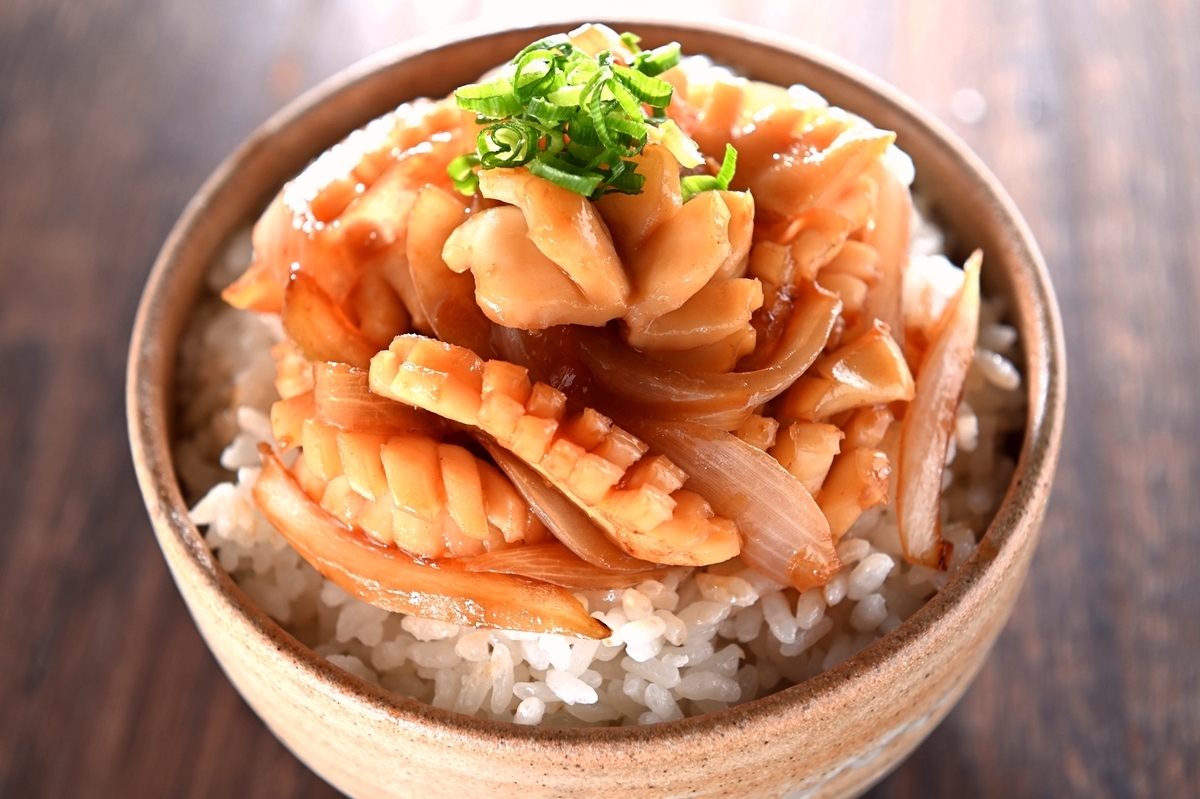 コリコリ食感がたまらない！白イカの生醤油丼