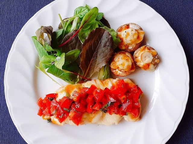 レンジで手軽にしっとりおいしい！作り置きサラダチキン