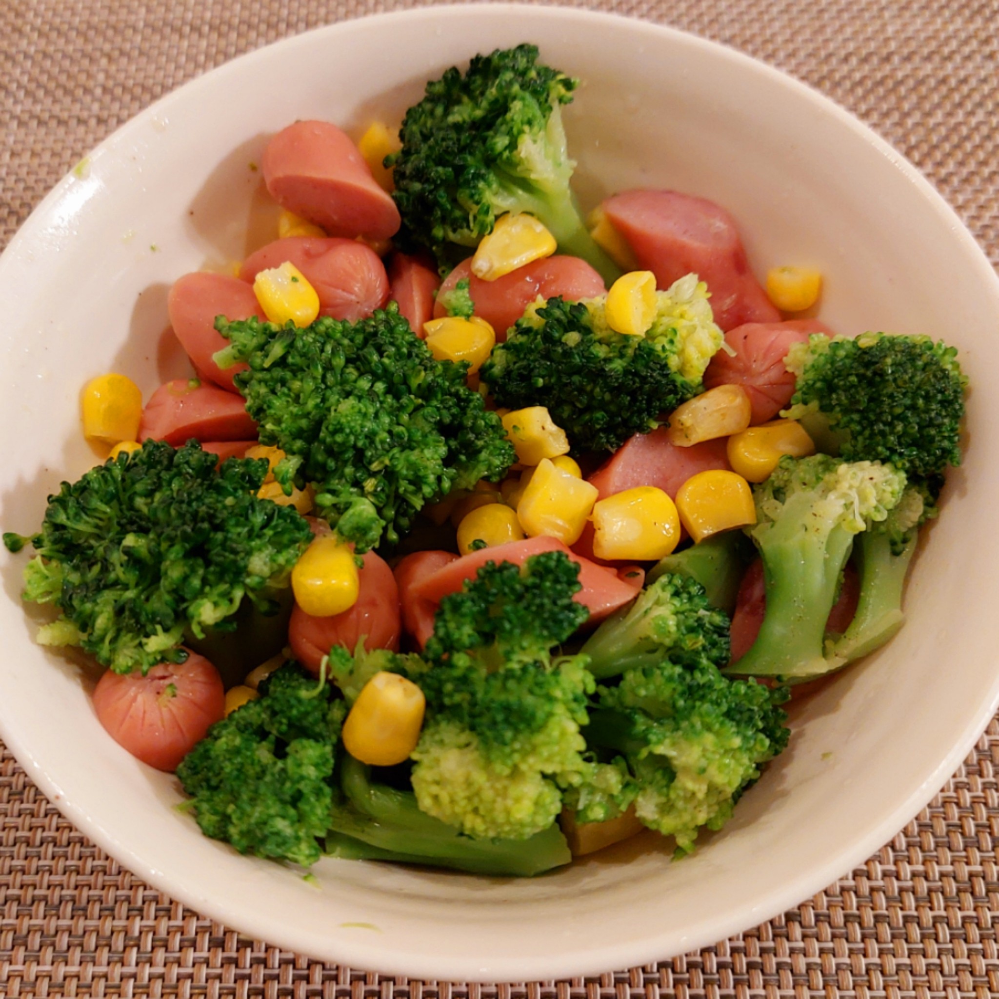 toiro\\ 今日のおべんとう⁡ ◎ウインナー弁当 ⁡ ・ウインナー ・甘い卵焼き ・ブロッコリーの塩ゆで ・レンコンと人参のきんぴら・スパゲティナポリタン ・ごはん ゆかり⁡ ・熱湯 ・スティックコーヒー混ぜる用のスプーン⁡Instagram