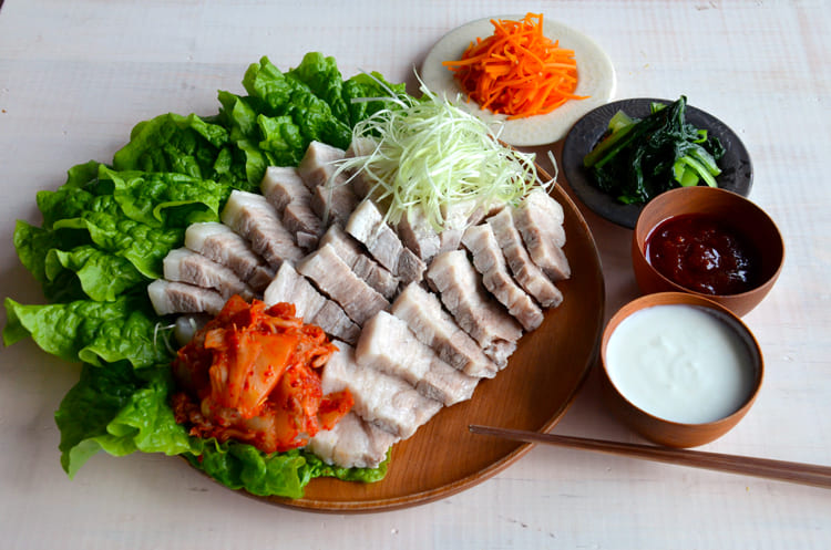 過去一おいしいポッサムが完成しました✨ほぼ放置で作れます！, ◾️どんなことでもコメントしてもらえたら嬉しいです☺️,材料 ,豚ばらブロック400g, 生姜スライス5枚, ネギの青い部分適量, 水200ml, 塩小さじ1, 砂糖小さじ1,サンチュ適量, エゴマの葉適量, ネギ1本分,もやしナムル , もやし1パック,