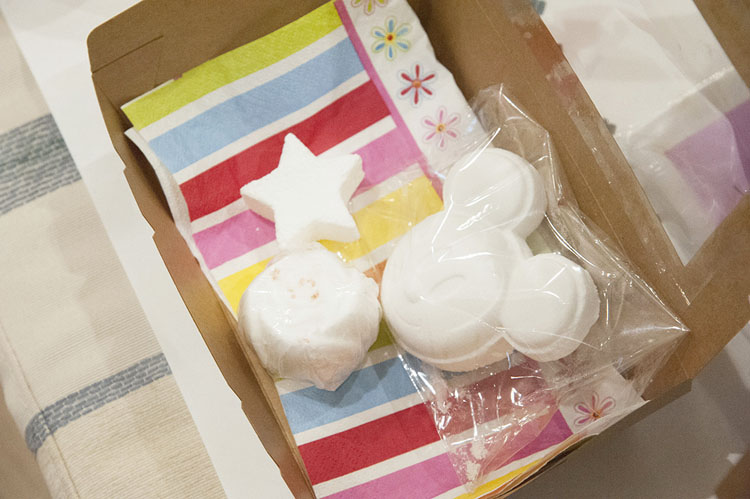 お風呂の黒ずみを解消する最強洗剤の作り方