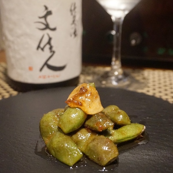 枝豆、ガーリックチャーハン、ポテトフライ、骨せんべい、小イワシ天、酒盗ピザ、岩牡蠣、ほろ酔いセット、赤いソーセージ、ホタルイカの沖漬け - Photode Marukatsu Sakaba, Hiroshima - Tripadvisor