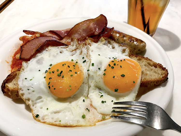 アイルランドの「アイリッシュ・ブレックファスト」のレシピを紹介！ キャンプで世界の朝食を楽しもう - ハピキャンキャンプ・アウトドア情報メディア