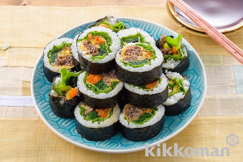 レシピ画像付キンパ 韓国風海苔巻き 作りました✨ 卵焼き焼くのは面倒だったので、 具材はシンプルにタレに漬け込み焼いた牛肉と茹でたほうれん草と人参ナムルのみ！ とっても美味しかったです🥰 . 本当は具沢山にしたかったのですが、 具が多いと巻くのが難しくて