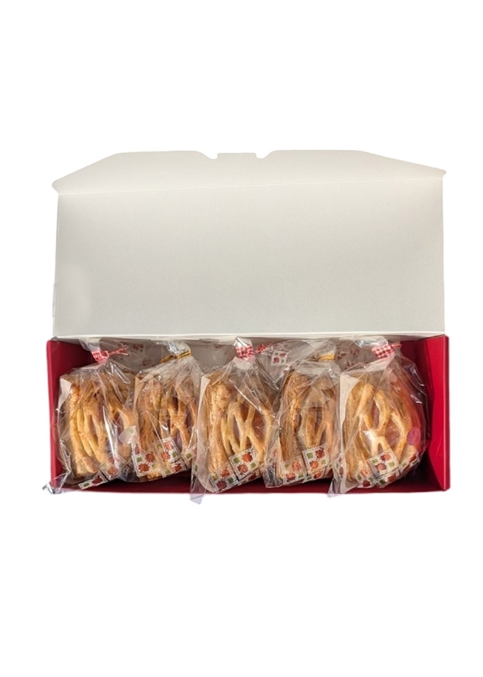 NEW 「山の手産紅玉りんごパイ」 採れたての札幌市西区山の手の紅玉りんごを約1玉分使用し、丁寧にコンポートすることで紅玉 の美味しさを閉じ込めた、フレッシュ感の味わえる酸味の効いたアップルパイです。 白石本店と琴似店限定で11月末まで販売しています。 お店の