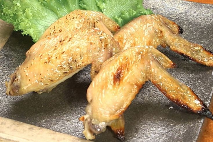 V6坂本昌行さんの『手羽の海水焼き』 ①水100mlに塩小さじ1を入れ混ぜる ②密封袋に手羽先を4本入れ、塩水を加える③空気を抜きながら袋を閉じ、冷蔵庫で1時間漬ける ④冷蔵庫から取り出し、魚焼きグリルの中火で12～3分 お肉の大きさにより調整 焼いたら完成！ ☆魚