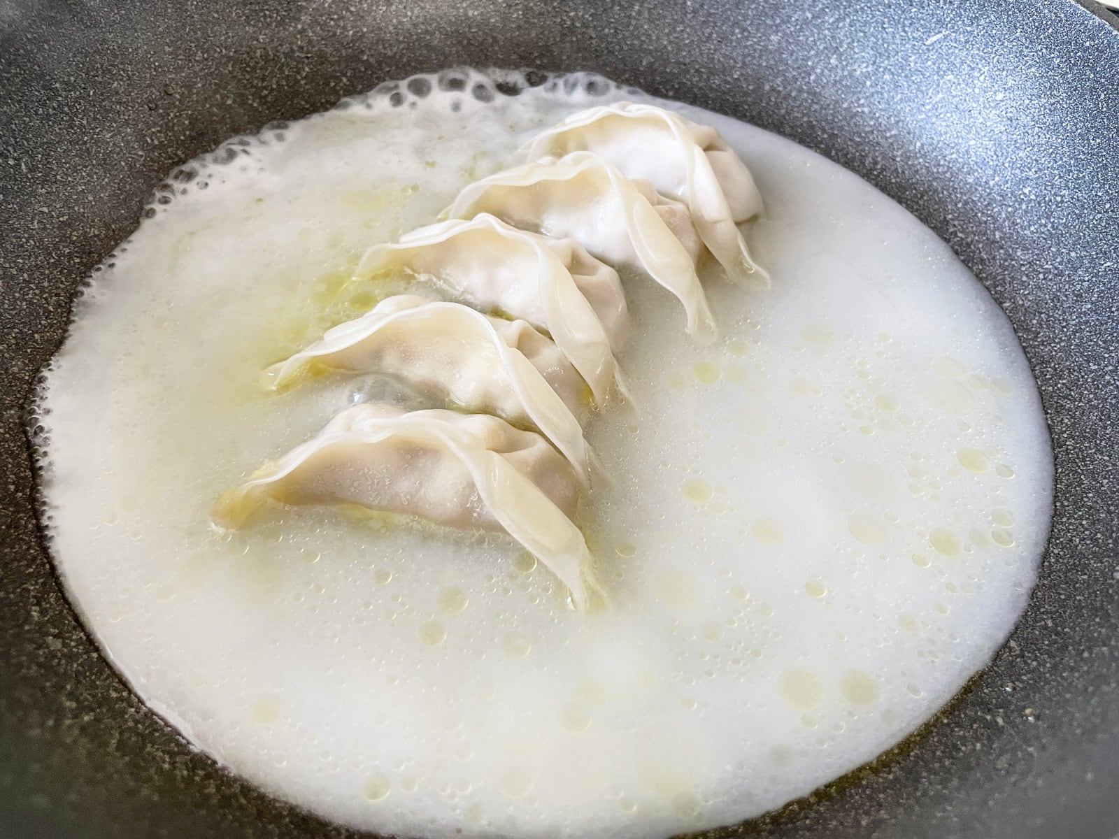 揚げ餃子を通販でお取り寄せ！餃子専門店・餃子の馬渡が冷凍餃子のアレンジレシピをご紹介