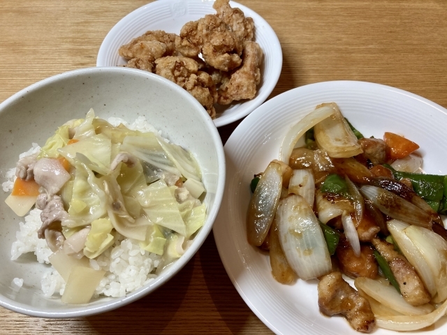 中華丼献立の日♡☺️ 簡単なので疲れた日に作りがち💓 こんにゃくとちくわの胡麻味噌 炒めは、おつまみになって 美味しくて何度も作っている副菜です🥰 ・ 3月末に引っ越しするのですが、 お見積もりしてもらったら 繁忙期とのことですごい額で びっくり仰天😂💸 この