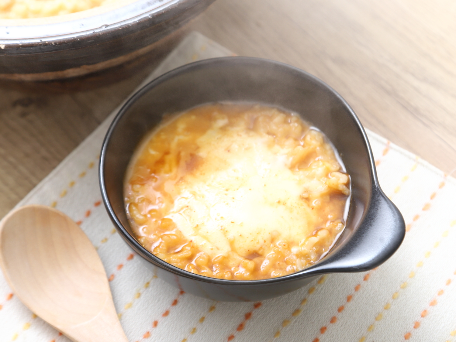 キムチ鍋の〆におすすめなのが チーズ雑炊 残った煮汁を煮立ててごはんを入れて、シュレッドチーズを散らし溶けたら出来上がり。チーズ の量は好きなだけ 惜しみなくがポイント。あれば韓国のりを散らすと最高。同じ美窪たえおとな料理制作室