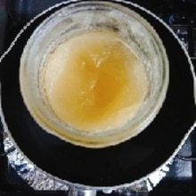 ˗ˏˋ固まったはちみつの復活法ˎˊ˗, 冬になって温度が下がると, 固まりがちなはちみつ🍯, 使いたくても, なかなか出てこなくて困る〜😭,そんな時はこれやってみてっ！, 50度ほどのお湯で湯煎する, それだけ♡, 少量なら電子レンジで, 600wで5〜10秒チンでも👌,はちみつは繰り返し湯煎しても, 劣化しないから安心してね✨, ⚠️,