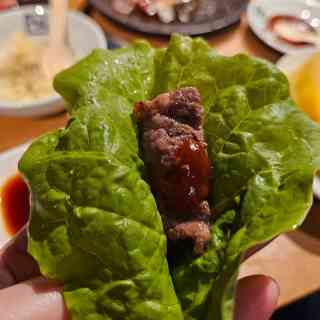 品川車站回訪吃爆 大人の居酒屋 跳魚品川 店附餐廳網路訂位 必吃三大名物~厚切生魚片盤,豐洲直送高檔烤鮮魚,職人握壽司~性價比高@小卡的美麗日誌－小卡的美麗日誌痞客邦