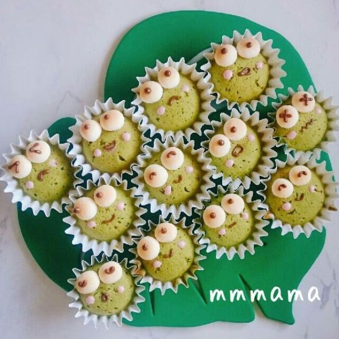 カエルケーキのトレンドについて。6月に誕生日のために作ったんだ。丸太はイチゴのホワイトチョコレートスイスロールで、カエルはチョコレートケーキにチョコレートガナッシュだよ。: r cakedecorating