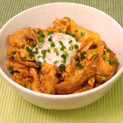 左 「キムチ豚バラ丼 並 」968円、 右 豚バラ皿 並 638円 共に税込- 姫路経済新聞