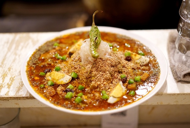 大阪の揚げ物まみれカレー、やっさんの崖っぷちカレ