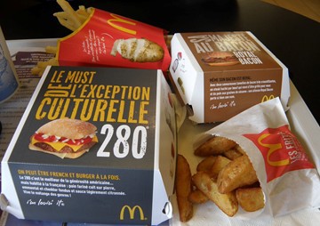 久しぶりのパリフランス滞在初日の晩はマクドナルド。前回はビールも注文出来たのですが、ここの店舗にはなかったです。注文したのはフランスマクドナルド 限定のロイヤルマックセット。 104か国渡航。マクドナルドがある国では必ずといっていいほどマクドナルド利用してい