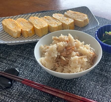 献立メイン、副菜、炊き込みご飯レシピあり ◎白だし豚バラ大根 ◎鮭とめんつゆの炊き込みご飯 ◎豆腐と麩の味噌汁◎ほうれん草のお浸し ◎玉子焼き ◎ブドウ ＝＝＝＝＝＝＝＝＝＝＝＝＝＝＝＝＝＝＝＝＝＝＝ 先日、たくさん頂いた ヤマキさんの白