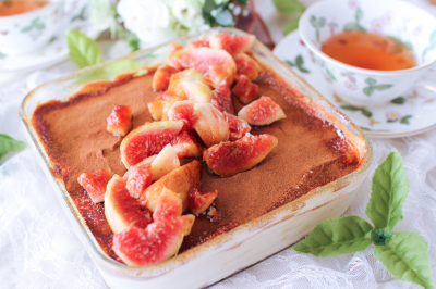 新メニュー紅茶とイチジクのタルト 紅茶を混ぜ込んだアーモンドクリームの上にイチジクコンポートとクランブルを乗せて焼き上げました。 去年の イチジクタルトよりも進化してます！ 期間限定です