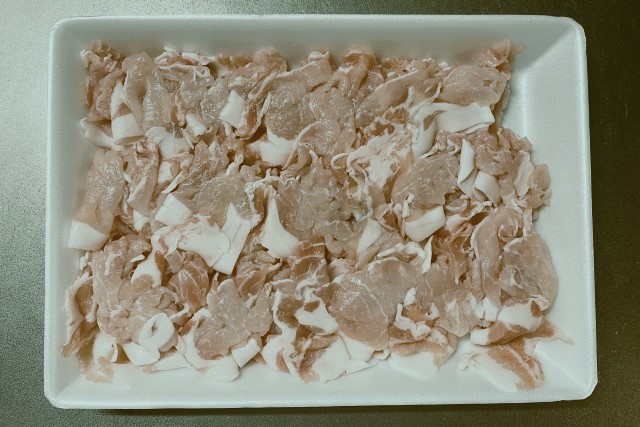 牛肉が黒い理由を解説！食べられる状態と腐った状態の見分け方食・料理オリーブオイルをひとまわし