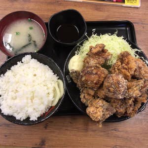 みなさんこんにちは。東京駅店の森です😄, 本日は平日限定ランチ「米沢牛黄木御前」をご紹介致します✨,山形県の郷土料理と黄木自慢の一品米沢牛すみれ漬けを一度に味わえる贅沢なランチです😊, ⭐︎冷汁, ⭐︎玉こんにゃく, ⭐︎米沢牛入り芋煮,⭐︎米沢牛すみれ漬け, ⭐︎ご飯 つや姫 , ⭐︎おみ漬け, ⭐︎味噌汁, ¥3,500 税込 ,