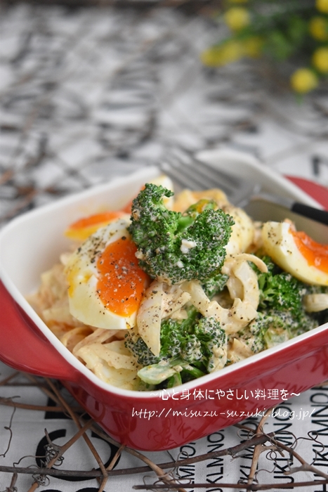 ♠️和風オーロラソース♠️ アレンジオーロラソース🌈✨ マグロ＆カニカマサラダにかけて いただきました😊 ✓ポイント👉醤油・ワサビなどを入れることで ちょっと大人な和風味にしました✨ 〜材料〜 ・タマネギ ・ピクルス ・マヨネーズ ・ケチャップ ・醤油 ・ワサビ