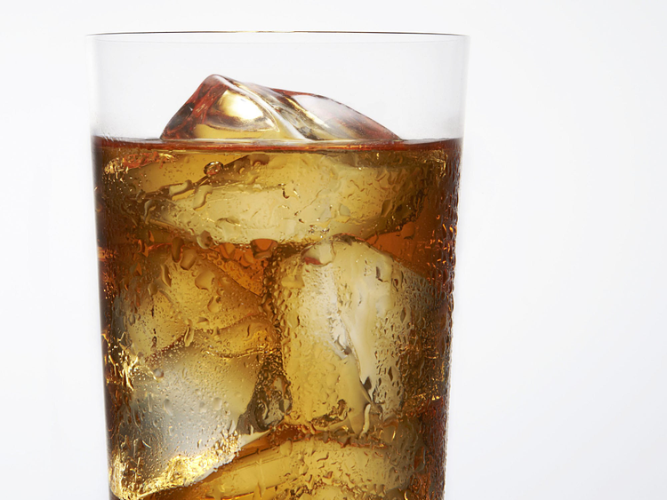 アイスコーヒーをカッコよく撮るコツは たった3つだけ！ アイスコーヒーは窓に向かって配置 アングルを下げる グリッド線の交点に配置 これだけです！窓に向かって撮ると逆光でグラスと氷が透けてキレイに撮れます。 コントラストを上げて氷をクッキリとさせ、ハイライト