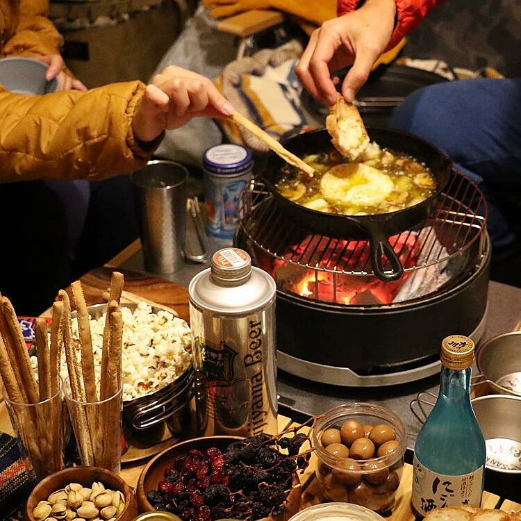 クッカー1つでめちゃ旨簡単レシピ！野菜を使ったソロキャンプ飯を3品ご紹介「椎茸のアヒージョ」「たけのこのバター炒め」「れんこんブロッコリーの中華炒め」 - ハピキャンキャンプ・アウトドア情報メディア