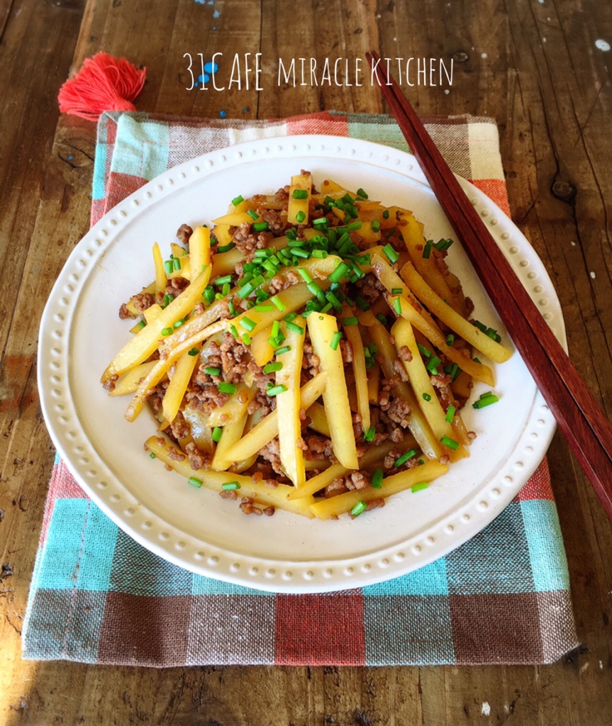 風味アップ♪ 牛ひき肉の濃厚ごま肉じゃが