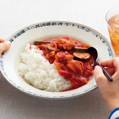 ひだまり工房昼食 ジャーマンポテトカレー味 肉団子とズッキーニ炒め 農園トマト100%冷製スープ チーズ パン ヨーグルト : 今日の献立