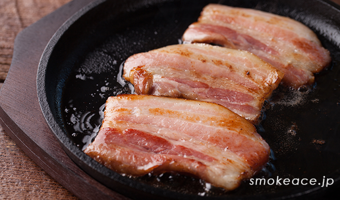 下準備に7日間、そして半日燻製したベーコンを鉄フライパンで卵と一緒に焼く！, 『燻製ベーコンエッグ』,キャンプの朝にこれと炊き立てのご飯で食べるのがたけだ流！, 絶賛発売中の『たけだバーベキュー式！ソロキャンごちそう肉レシピ』の撮影中の一コマ, .,たけだバーベキュー式,ソロキャンごちそう肉レシピ,燻製ベーコン,ベーコンエッグ,焚き火料理,焚き火飯,