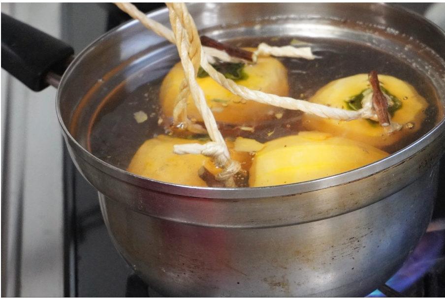 家庭で簡単に作れる干し柿『焼酎vsブランデー』どっちがより美味しくできる