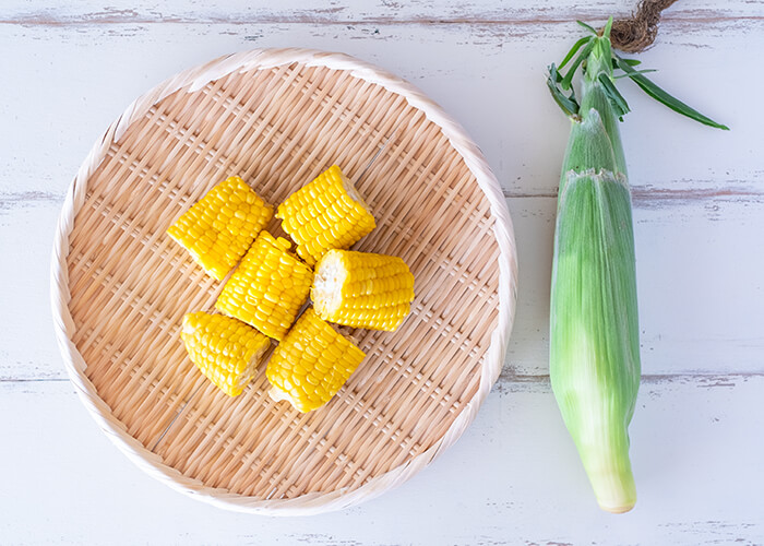 皮付きとうもろこしを電子レンジで簡単に！甘くてジューシーな茹で方！ – へべれけごはん