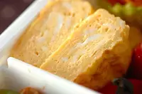 オクラとアスパラの肉巻き弁当🍙 卵焼きに何入れてのかよく聞かれるけどめんつゆのみ！！！笑 もしくは白だし！ 甘いよりしょっぱい派！旦那弁当お弁当肉巻き 肉巻き弁当 だし巻き おすすめ