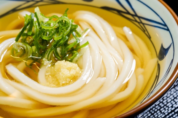 ぶっかけうどんうどんここのうどんは、生きている。丸亀製麺