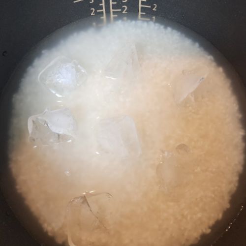 @rice___boy ←簡単レシピ, 氷でお米を炊くと美味しいというコメントを, 沢山いただいたので試してみました、、🧊, I receiveda lot of comments saying that cooking rice with ice makes it taste better,so I gave it a try ,炊飯器炊飯器レシピズボラ主婦