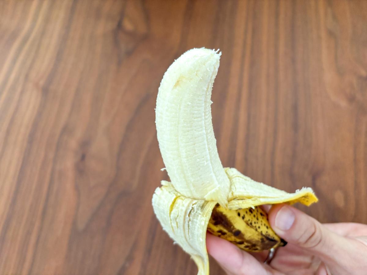 夏のバナナは常温保存は絶対NGーー！！ ①バラす ②ラップを巻く ③冷蔵庫に保存 夏のバナナは半日で黒い斑点が出ちゃいます！この方法で冷蔵庫に保存すれば、長期保存できちゃうんです✨ ————————— 青髪のテツ SNS総フォロワー80万人越え 八百屋歴15年・野菜のプロが