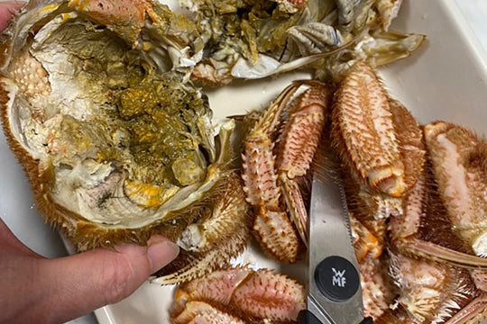 閉店>北海道直送の活毛ガニの、甘い身と濃厚カニ味噌を堪能 麻布十番 蝦夷屋│ ヒトサラマガジン