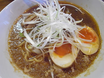 いつもご来店いただきありがとうございます😊 🎄12月限定ラーメン🎄竹岡式ラーメン 780円肉の旨みの詰まった醤油ラーメン🍜 千葉 県内房発祥のご当地ラーメンで、角切りの玉ねぎがしょっぱいスープと絶妙にマッチ🙌 ''どハマり''する味に仕上げました！ 厚切り