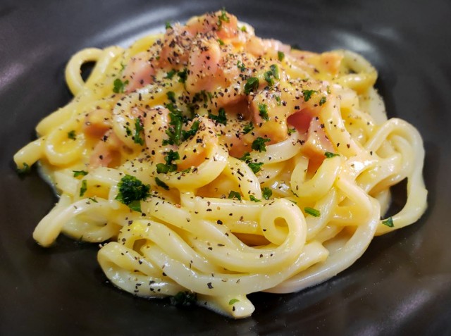 これガチに旨いから皆様にも本当にやってほしい レンジで超簡単 『ぺぺたまうどん』 丼ににんにく1片、白だし大1半、オリーブ油大1、鷹の爪1本、冷凍うどん1玉入れラップし6分チン熱い内に溶き卵1個入れ混ぜ完成 コシのあるうどんに半熟たまごダレが絡まり、悶絶必須