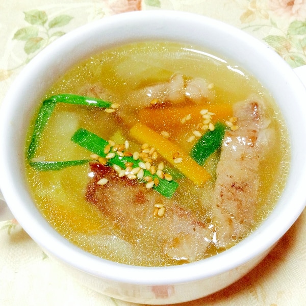 牛カルビのジューシーな脂、ダシダの風味、キムチのピリ辛がたまらないカルビクッパ‼️ 今回は、このカルビクッパをご家庭で簡単にできるレシピにアレンジ👍👍寒い日に身体の芯から温まる一品、ぜひ試してみてね😋✨😋✨ ※くわしいレシピは1つ前の投稿の概要欄に