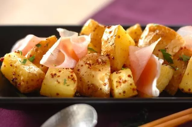 家ごはんグラタンとパンの献立 * ニンニクたっぷり ポテトグラタン * 身近で買える美味しいパンこぶた食堂*´ 00 ｀*