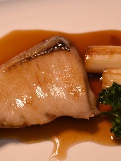 ブリが驚くほど美味しくなる「ブリの照り焼き」, ▪️どんなことでもコメントしてもらえたら嬉しいです☺️,材料 4人分, ブリの切り身4切れ,白ネギ1本, 生姜15g, 塩少々, 薄力粉適量, サラダ油 . 大さじ1.5,照り焼きだれ , 料理酒大さじ3,みりん大さじ2, 醤油大さじ2, 砂糖小さじ2,ぶりの照り焼き ,