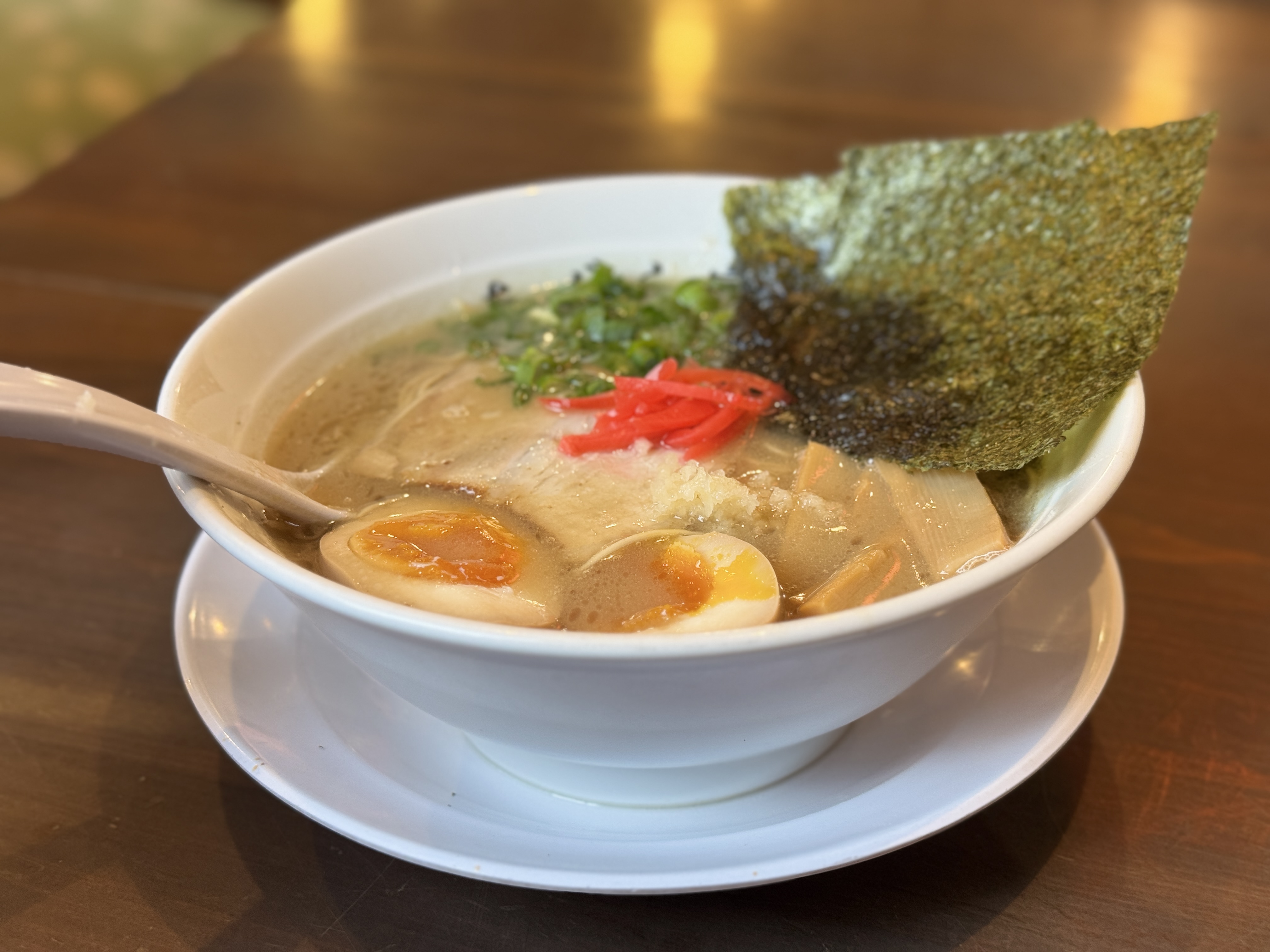 安定の味、山岡家のプレミアム塩とんこつでバター、ネギ、チャーシューのトッピング。らーめん豚骨ラーメン山岡家