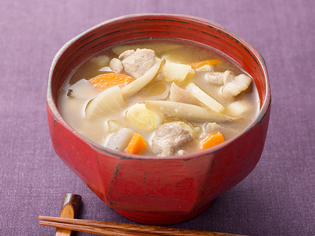 新じゃがいもと新たまねぎ入り豚汁