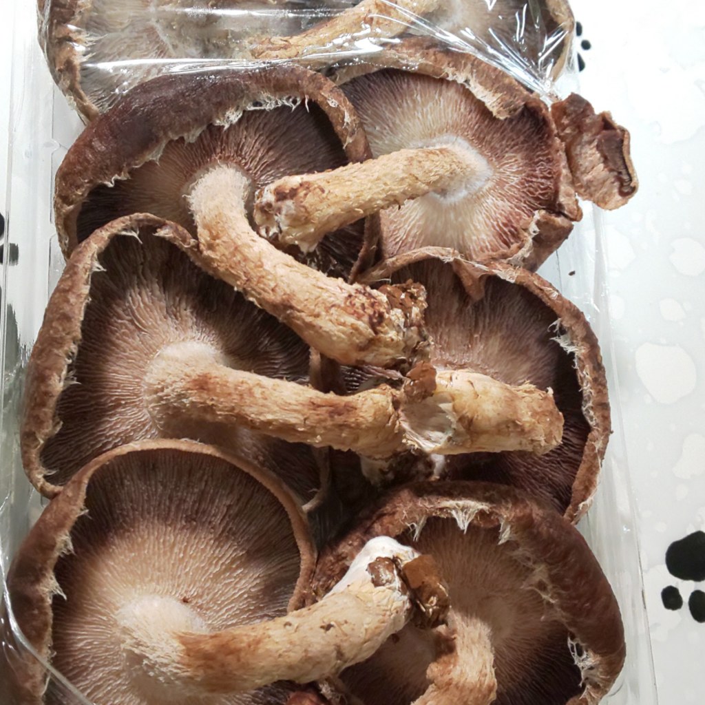 しいたけを美味しく食べるために知っておきたい食べ方のポイント食・料理オリーブオイルをひとまわし