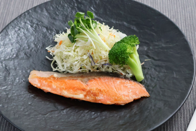 フライパンで簡単！ 「秋鮭のソテーサラダ」と「戻りガツオのたたき丼」WEBマガジンサーモス