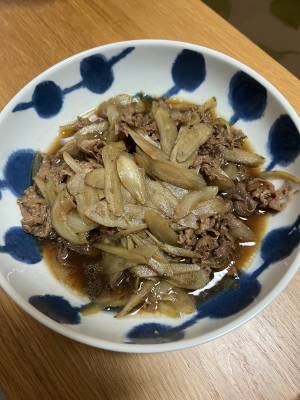 「まいたけ牛丼」栗原はるみ,飯舘村のおいしい赤身の牛肉を使って、牛丼をつくってみました。牛肉は弱めの火加減で煮ること、ワインの風味とまいたけの食感を生かすことがポイントです。,材料 4人分 , ・牛薄切り肉 300g, ＊または切り落とし肉, ・まいたけ 1パック 100g , ・たまねぎ 2コ 400g , ・赤ワインカップ1 2, ＊白ワインでも可。その場合はカップ1, ・水 カップ1,