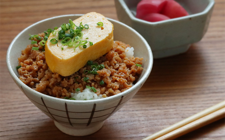 アレンジレシピ：鶏そぼろ丼 - トリゼンフーズ株式会社 九州産華味鳥